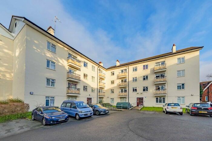 3 Bedroom Flat To Rent In Kingsnympton Park, Kingston Upon Thames, KT2