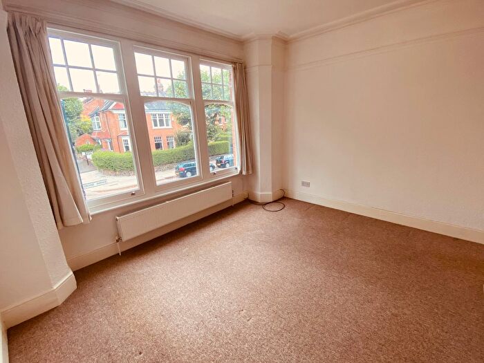 Studio To Rent In Grand Avenue, London, N10