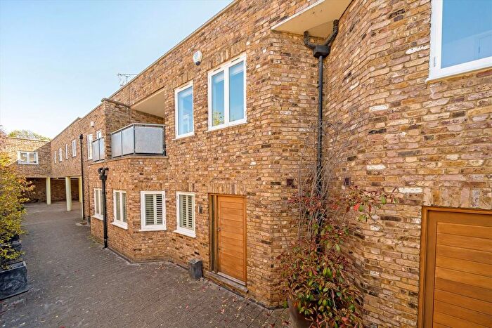 3 Bedroom Flat For Sale In Octavia Mews, Maida Vale, W9
