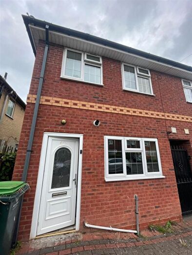 4 Bedroom Semi-Detached House To Rent In Carisbrooke Road, Wednesbury, WS10