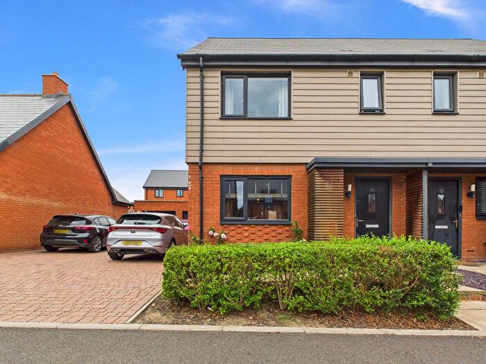 3 Bedroom Semi-detached House For Sale In Spring Meadow Rise, Gloucester, Gloucestershire, GL2