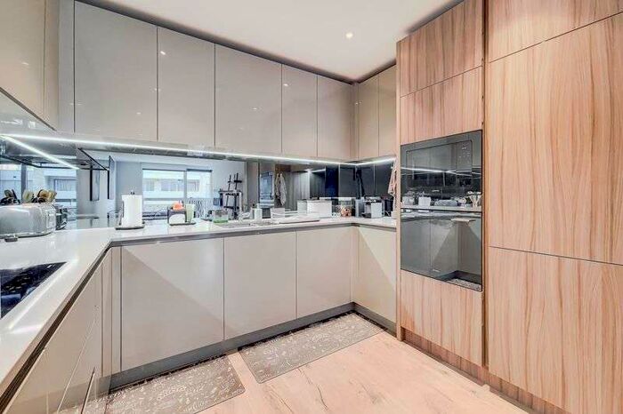 2 Bedroom Property To Rent In Lang Court, Smithfield Square, Hornsey, N8