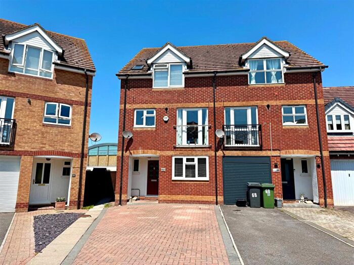 4 Bedroom Semi-Detached House For Sale In Angelica Way, Whiteley, PO15