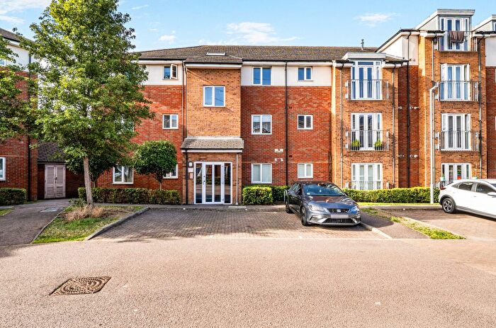 2 Bedroom Flat For Sale In Stokers Close, Dunstable, Bedfordshire, LU5