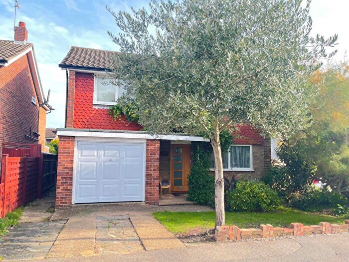 3 Bedroom Detached House To Rent In Long Lodge Drive, Walton-On-Thames, KT12