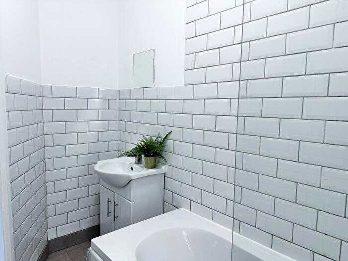 4 Bedroom Flat To Rent In Walm Lane, NW2