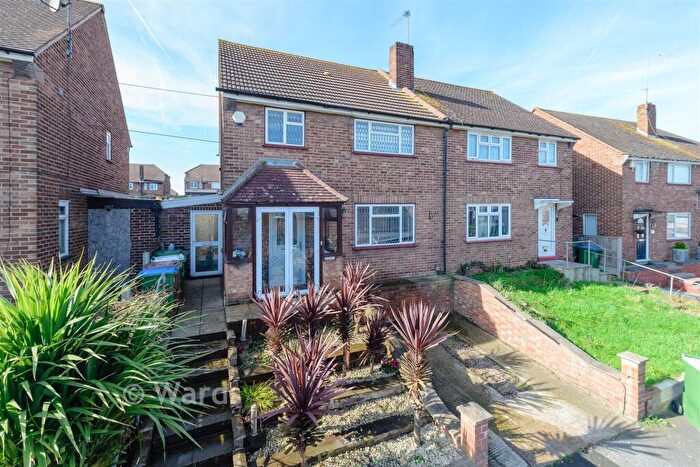 3 Bedroom Semi Detached House For Sale In Cotswold Close, Bexleyheath, Kent, DA7