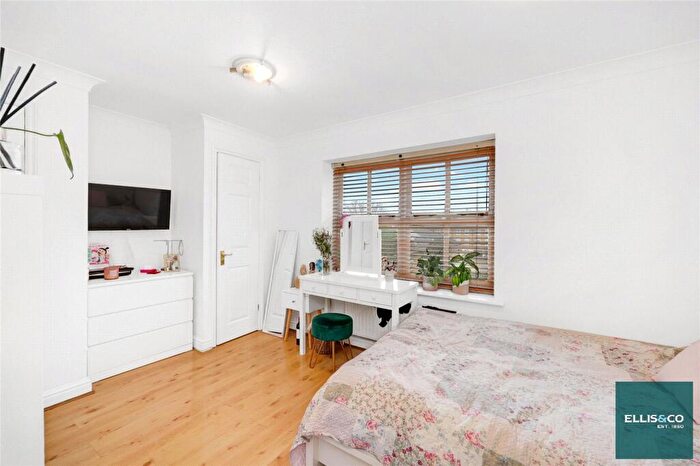 4 Bedroom Terraced House For Sale In Hampton Close, Friern Barnet, N11
