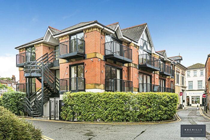 2 Bedroom Flat For Sale In The Bourne, Chertsey, Surrey, KT16