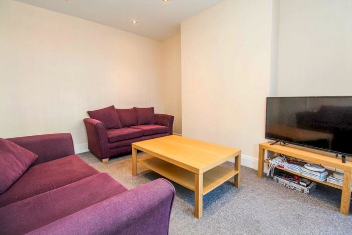 4 Bedroom Apartment To Rent In Axminster Road, London, N7