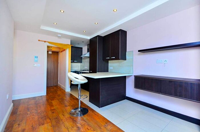 2 Bedroom Flat To Rent In High Street Colliers Wood, London, SW19