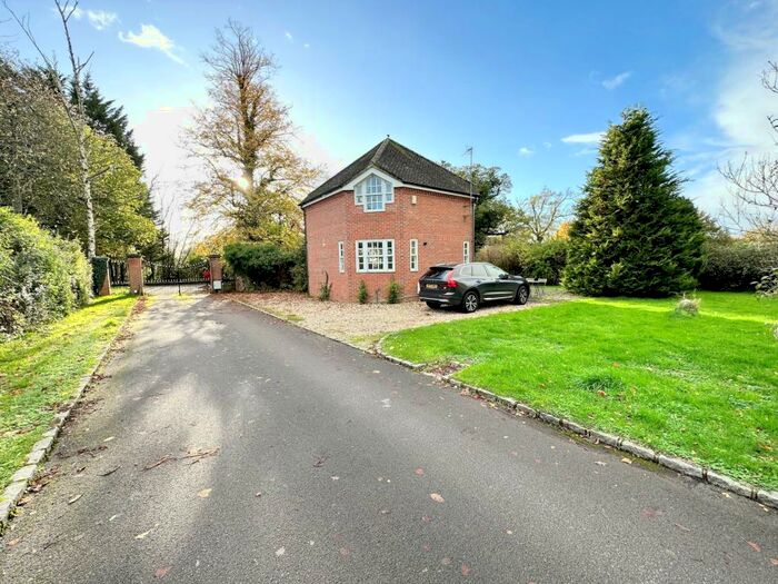 2 Bedroom Detached House To Rent In Sandford Lane, Hurst, RG10