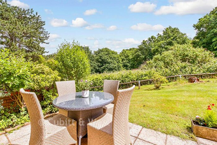 2 Bedroom Ground Maisonette For Sale In Harrowlands Park, Dorking, Surrey, RH4