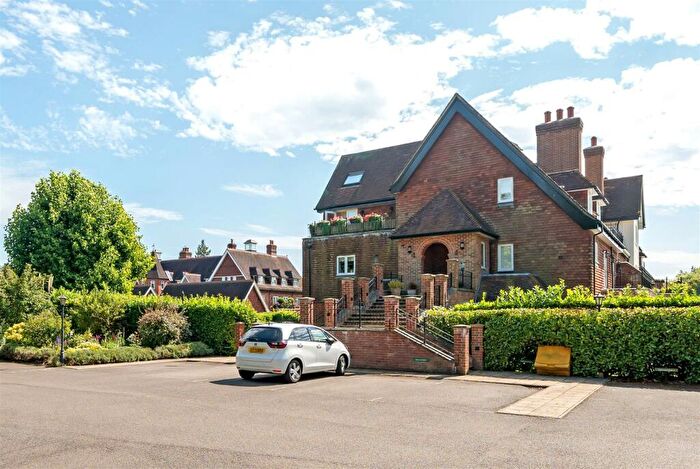 2 Bedroom Flat For Sale In Outwood Lane, Kingswood, KT20