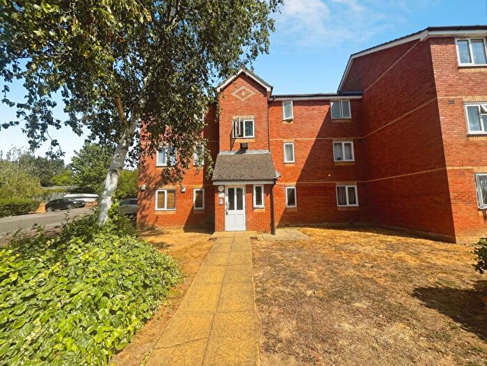 2 Bedroom Apartment For Sale In Lovegrove Drive, Slough, SL2