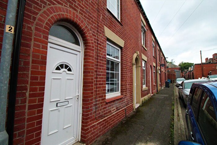 2 Bedroom Terraced House To Rent In -Bedroom Mid-Terrace House To Letport Street, Oldham, OL8