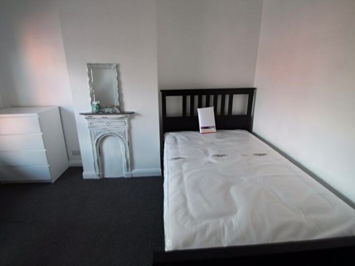 1 Bedroom Semi-Detached House To Rent In Aviary Mount, Leeds, LS12