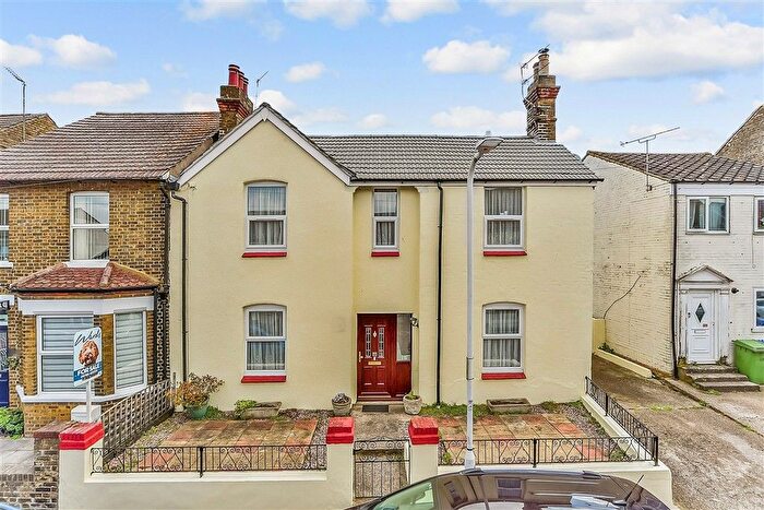 4 Bedroom Semi Detached House For Sale In Bayford Road, Sittingbourne, Kent, ME10