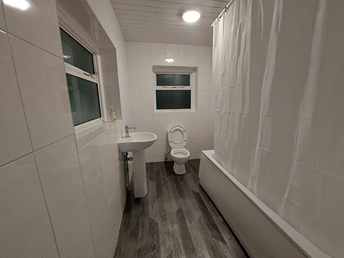 4 Bedroom Detached House To Rent In Seven Kings, Essex, IG2