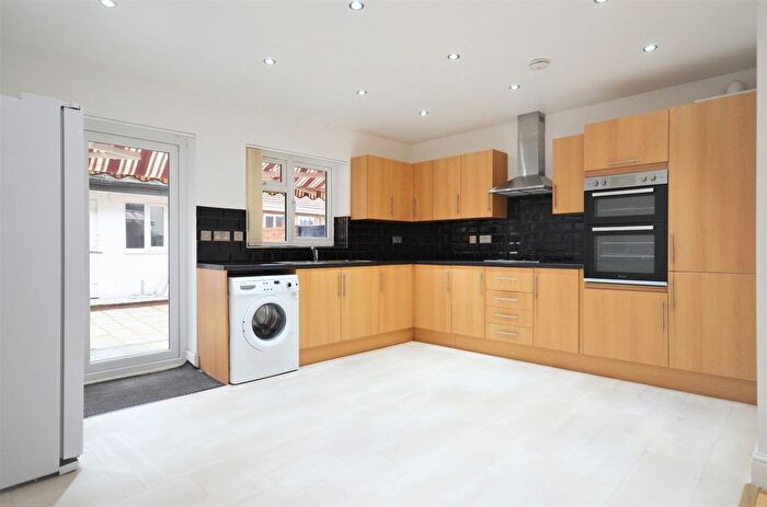 5 Bedroom Terraced House To Rent In Hadley Gardens, Southall, UB2