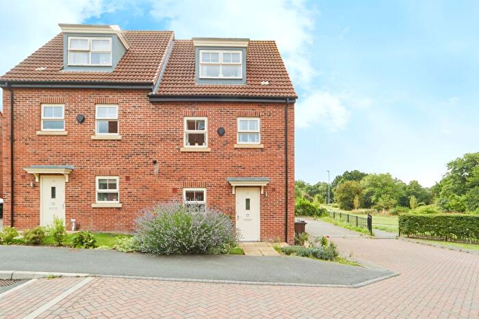 4 Bedroom Semi-Detached House For Sale In Asket Fold, Leeds, LS14