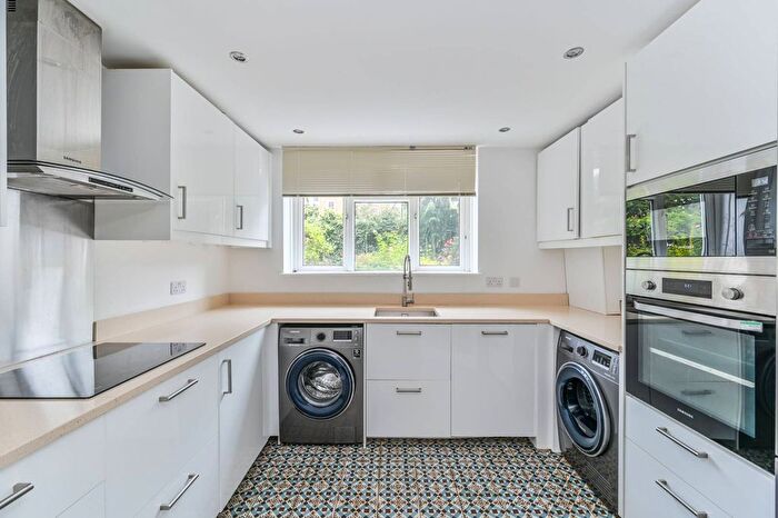 2 Bedroom Flat To Rent In Wyvil Road, Vauxhall, London, SW8