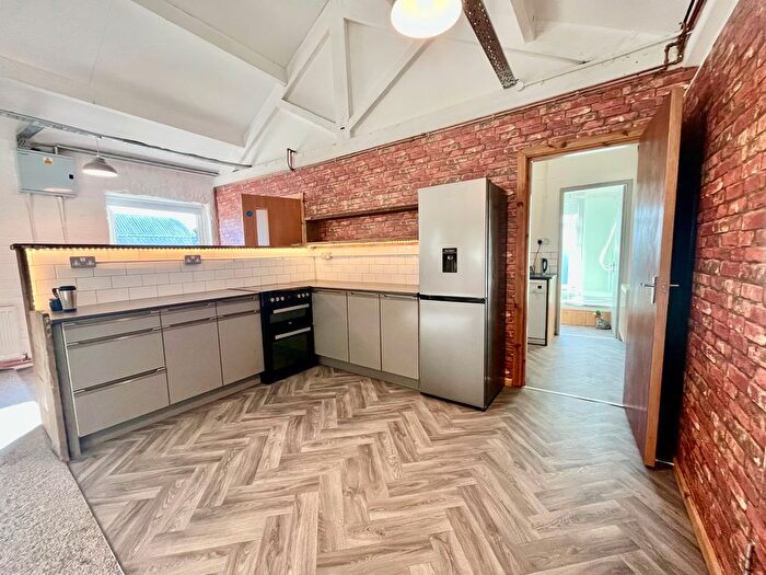 2 Bedroom Flat To Rent In High Street, Yeadon, Leeds, LS19