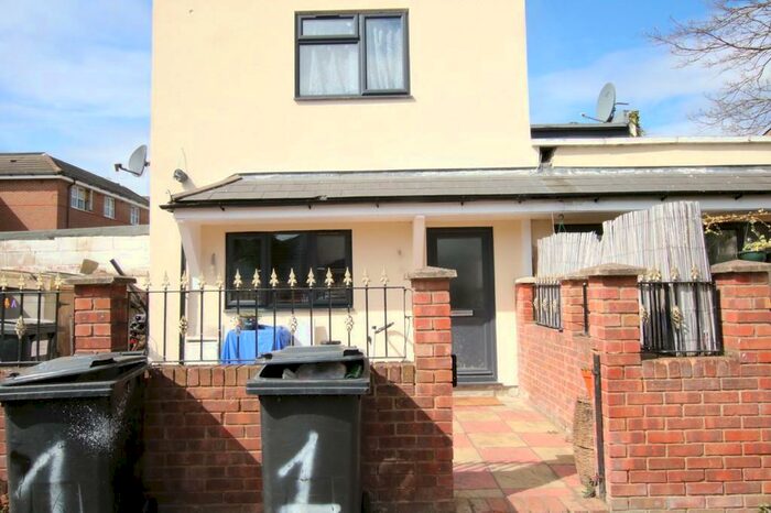 Flat To Rent In Villiers Road, Willesden, NW2