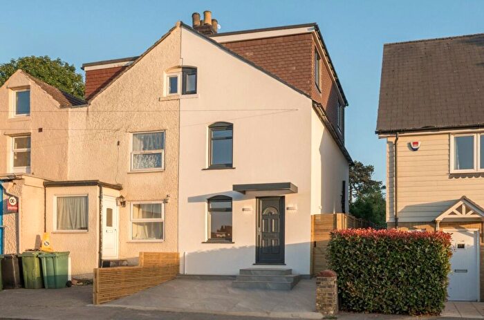 4 Bedroom End Of Terrace House For Sale In Queens Road, Maidstone, Kent, ME16