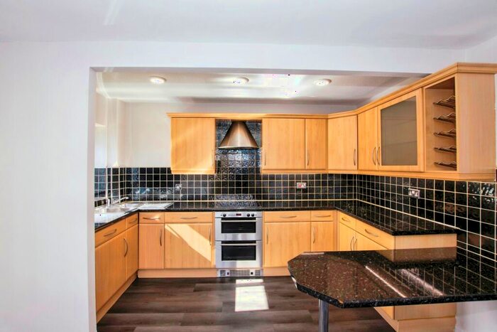 2 Bedroom Apartment To Rent In Kings Court, Bridge Street, B1
