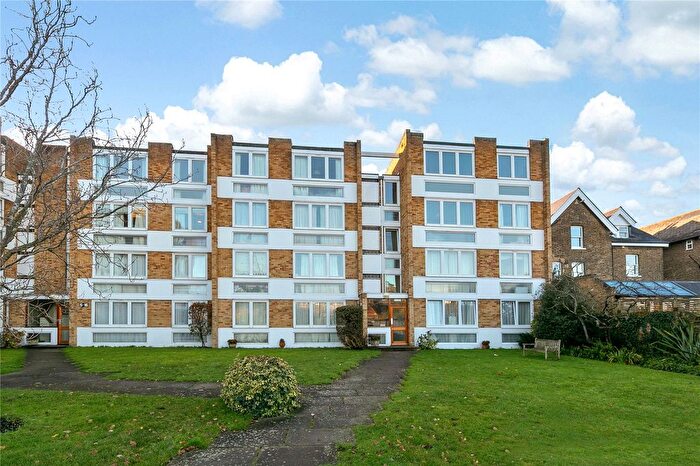 2 Bedroom Flat For Sale In Kent Road, Kew, Surrey, TW9