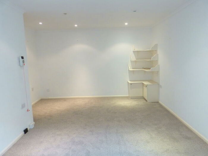 1 Bedroom Flat To Rent In Retirement Block, Finchley Road, London, NW11