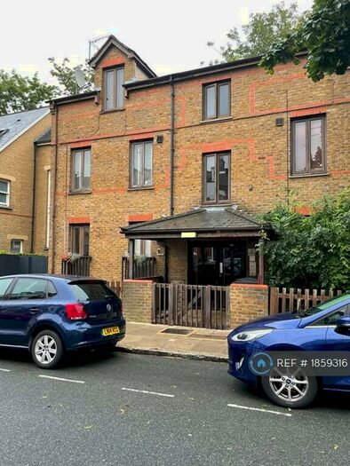 Studio To Rent In Holmesdale Road, London, N6