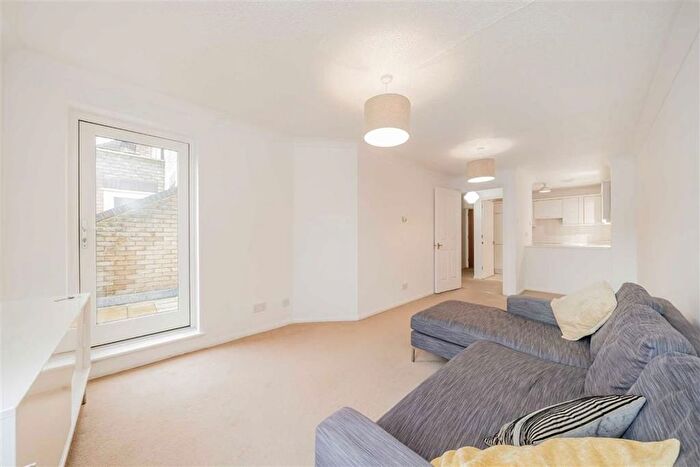 1 Bedroom Flat For Sale In Conant Mews, Aldgate, E1