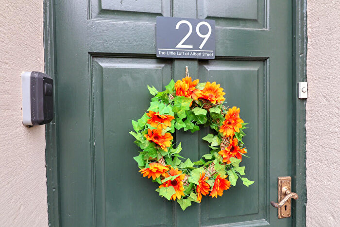 1 Bedroom Flat To Rent In Albert Street, Hadfield, SK13