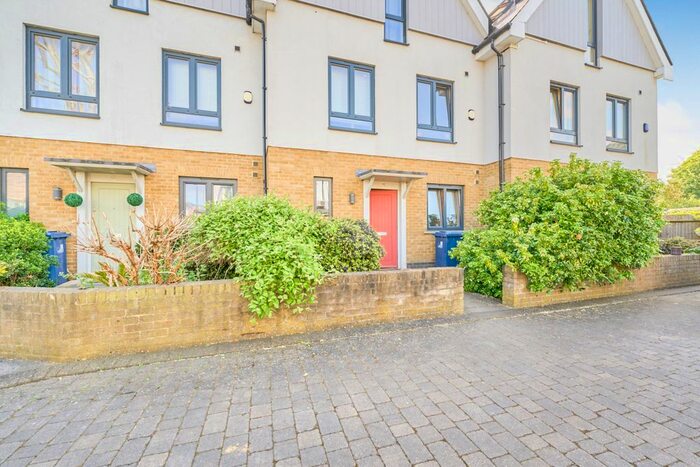 3 Bedroom Town House To Rent In Saddleback Lane, London, W7