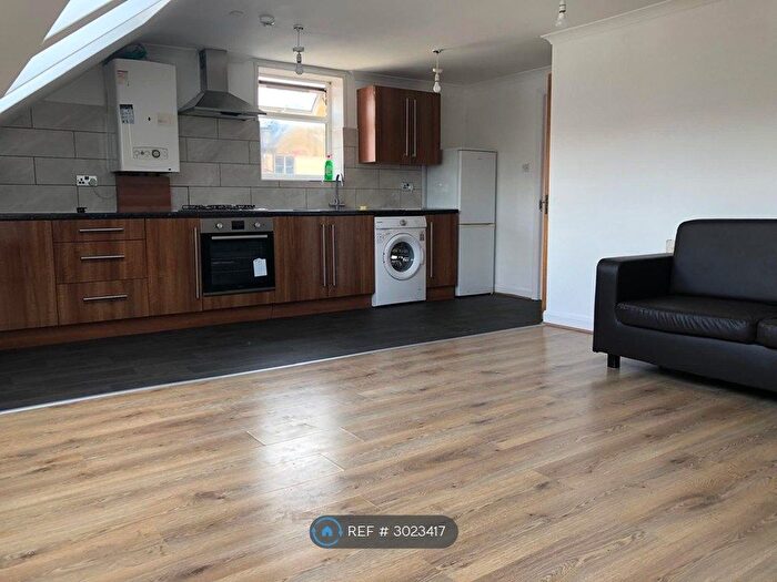 3 Bedroom Flat To Rent In Garratt Terrace, London, SW17