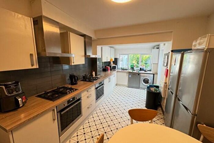 7 Bedroom Flat To Rent In Crwys Road Cardiff, CF24
