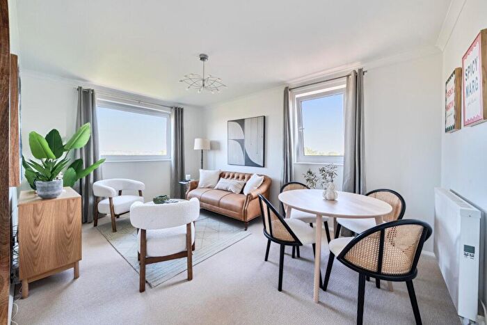 1 Bedroom Flat To Rent In Porchester Mead, Beckenham, Kent, BR3