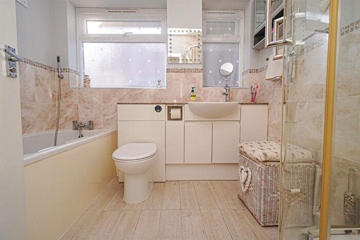 2 Bedroom Detached Bungalow For Sale In Lancing Close, Hastings, TN34