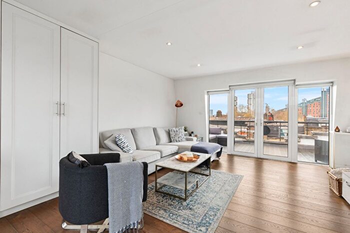 3 Bedroom Flat To Rent In Battersea Bridge Road, Battersea Park, SW11