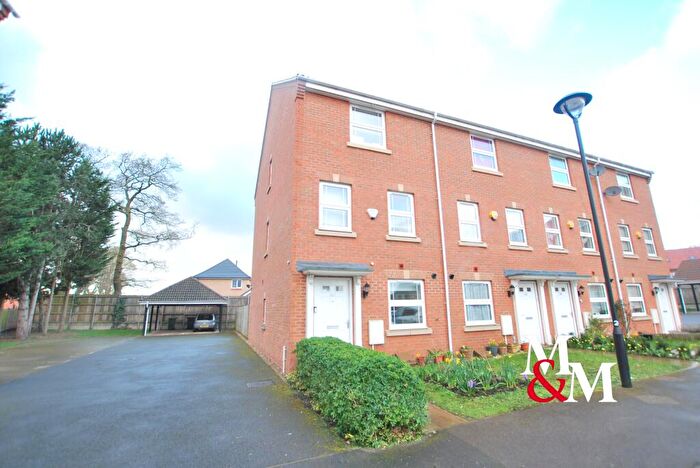 4 Bedroom End Of Terrace House To Rent In Drakes Avenue, LU7