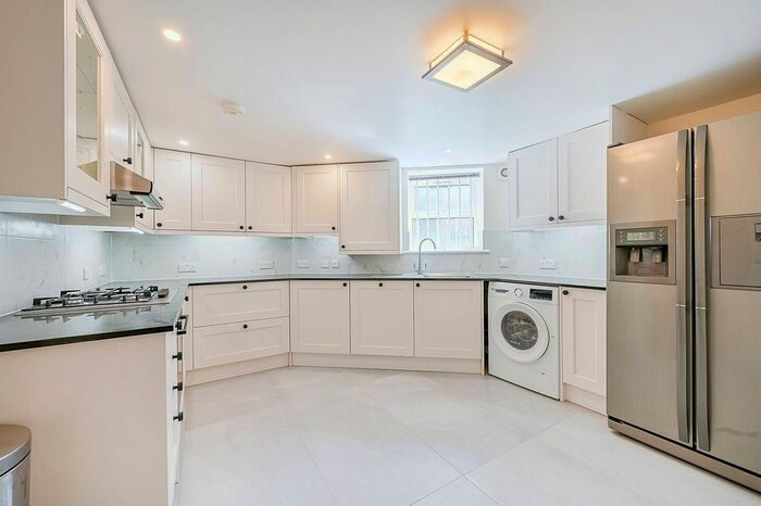 2 Bedroom Flat To Rent In Fairhazel Gardens, South Hampstead, London, NW6