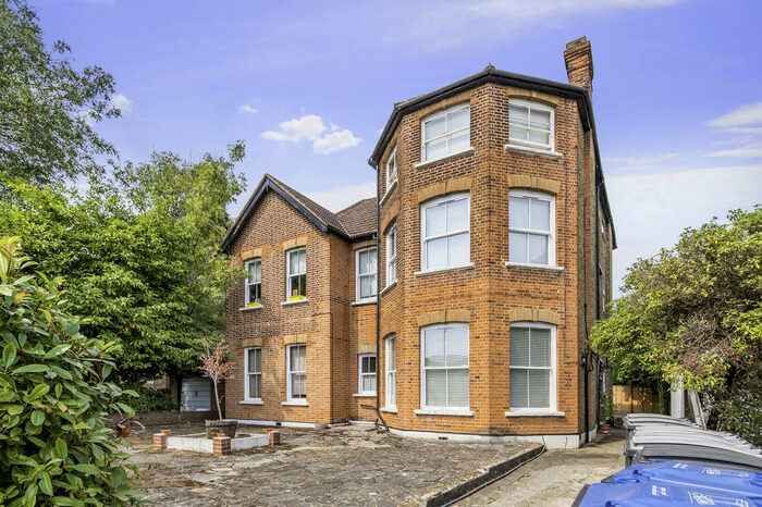 Apartment To Rent In Avenue South, Surbiton, KT5