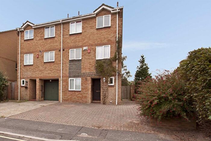 6 Bedroom Town House To Rent In Bedroom Semi Detached Town House In Bournemouth, BH12