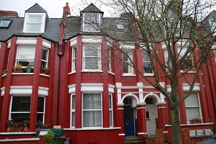 3 Bedroom Flat To Rent In Birnam Road, Stroud Green, N4