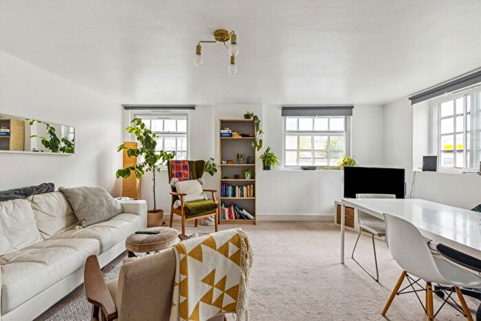 2 Bedroom Flat For Sale In Ronalds Road, Highbury, N5