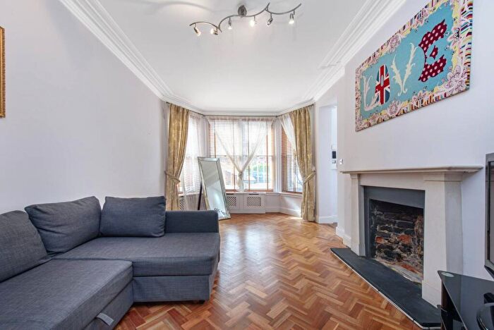 2 Bedroom Flat For Sale In Canfield Gardens, South Hampstead, London, NW6