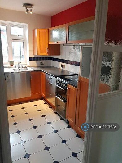 2 Bedroom Flat To Rent In Dale Court, London, N8