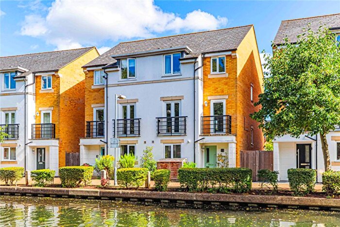 5 Bedroom Semi-detached House For Sale In Grand Union Way, Kings Langley, Hertfordshire, WD4
